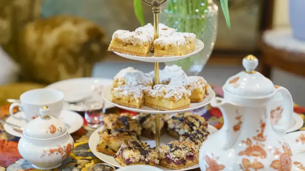 Frühstückstisch mit verschiedenen Kuchen im Hotel Sonnenhof