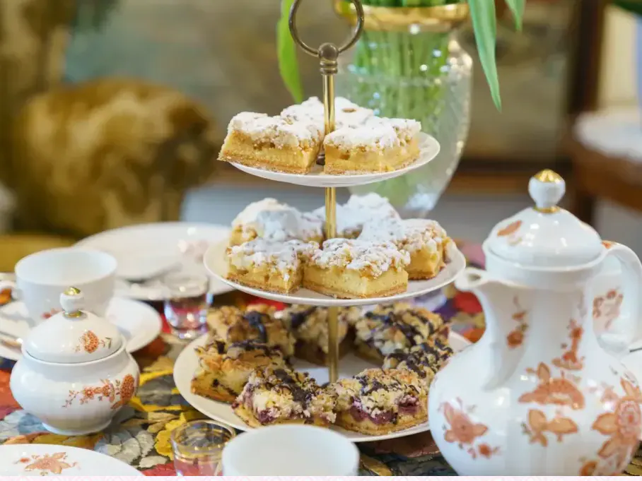 Frühstückstisch mit verschiedenen Kuchen im Hotel Sonnenhof