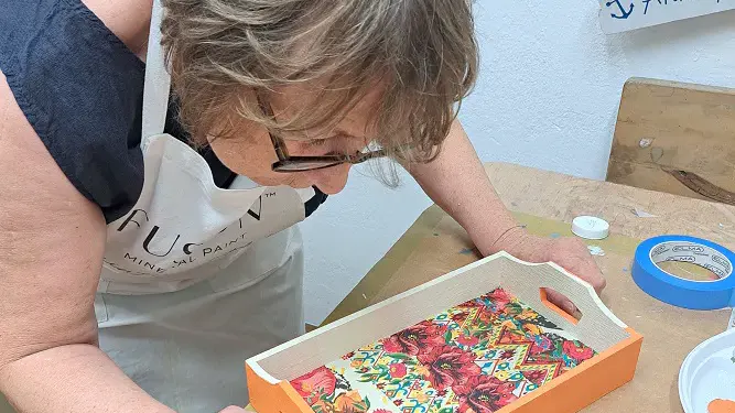 Serviertablett selber machen mit Decoupage Papier