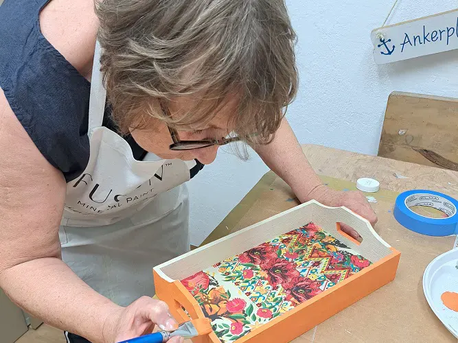 Serviertablett selber machen mit Decoupage Papier
