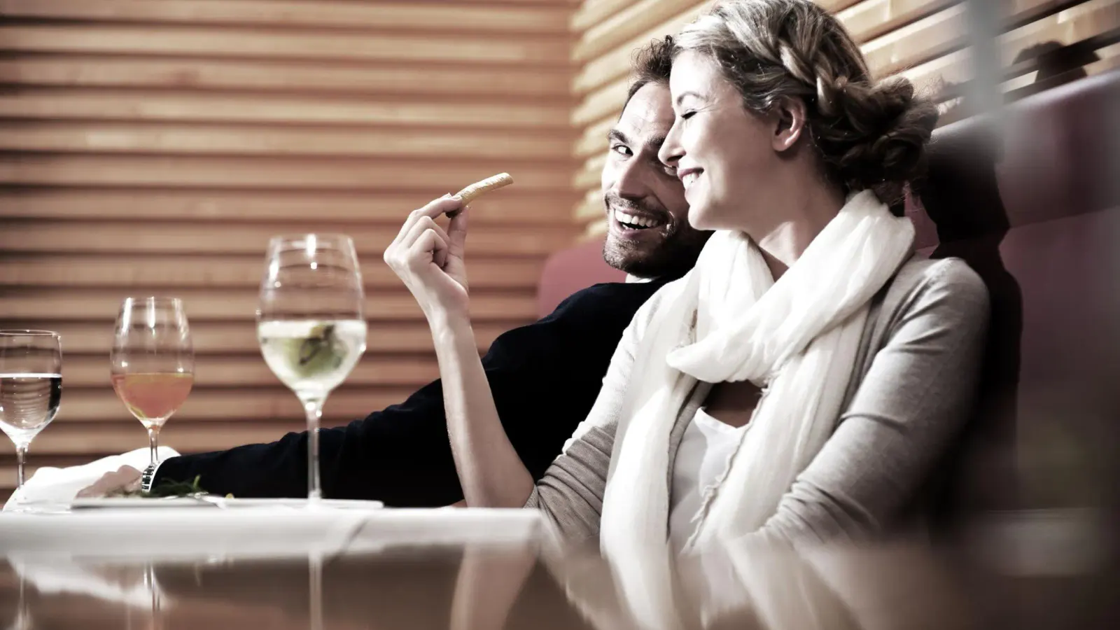 Pärchen genießt ein Glas Wein im Reduce Hotel VITAL