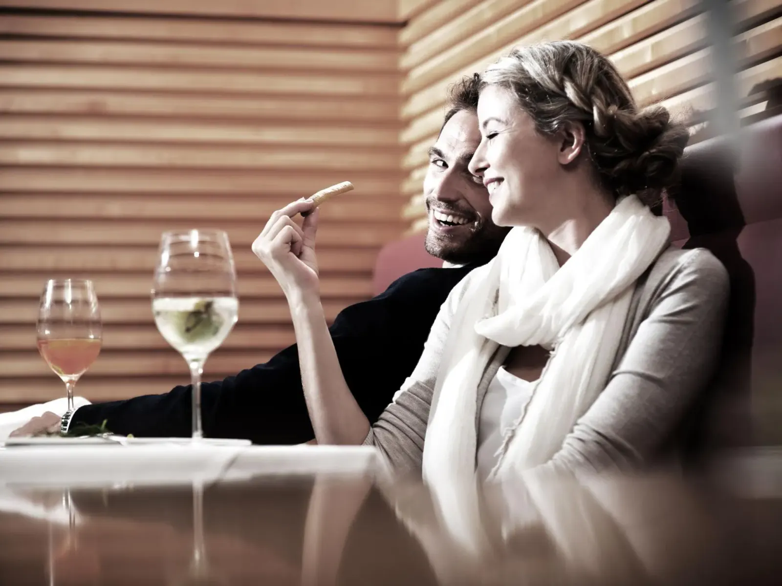 Pärchen genießt ein Glas Wein im Reduce Hotel VITAL