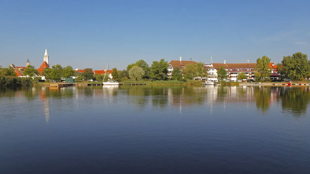 Blick über den Neusiedlersee zum Seehotel Rust