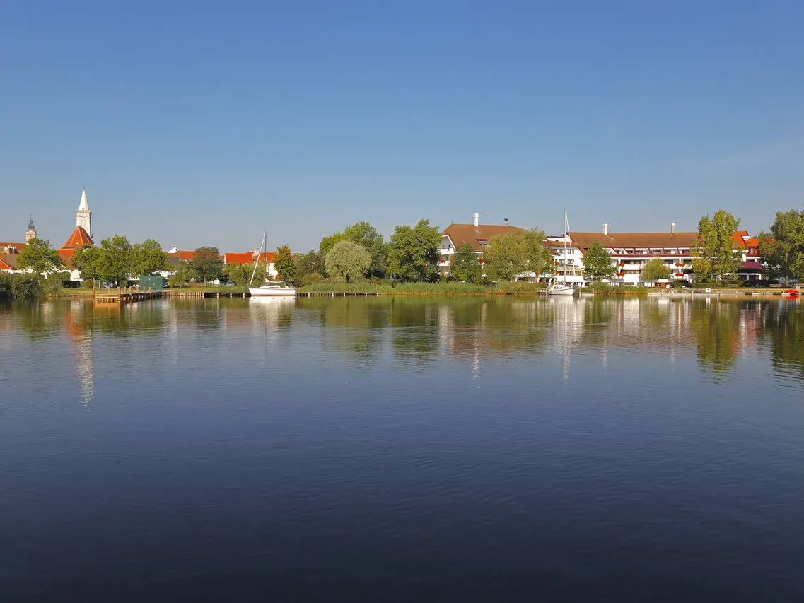 Blick über den Neusiedlersee zum Seehotel Rust
