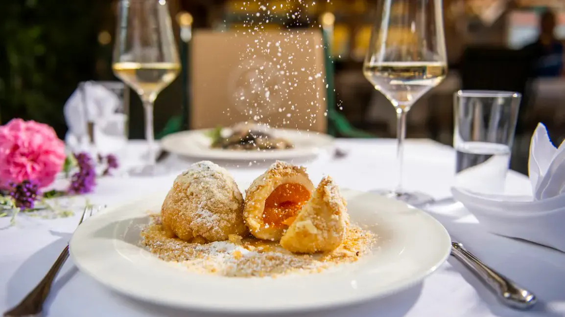 Ein gedeckter Tisch im Restaurant des Hotels Kirchenwirt