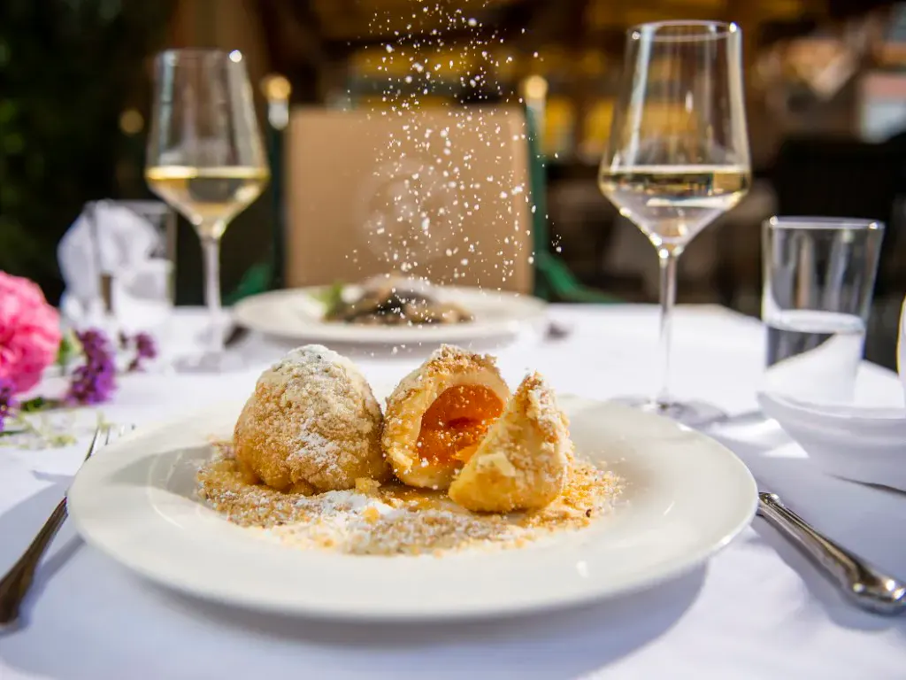 Ein gedeckter Tisch im Restaurant des Hotels Kirchenwirt