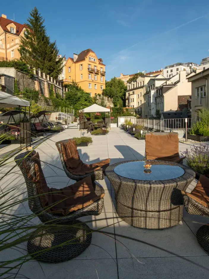 Terrasse mit Blick in die Stadt vom Luxury Wellness und Spa Hotel Prezident aus