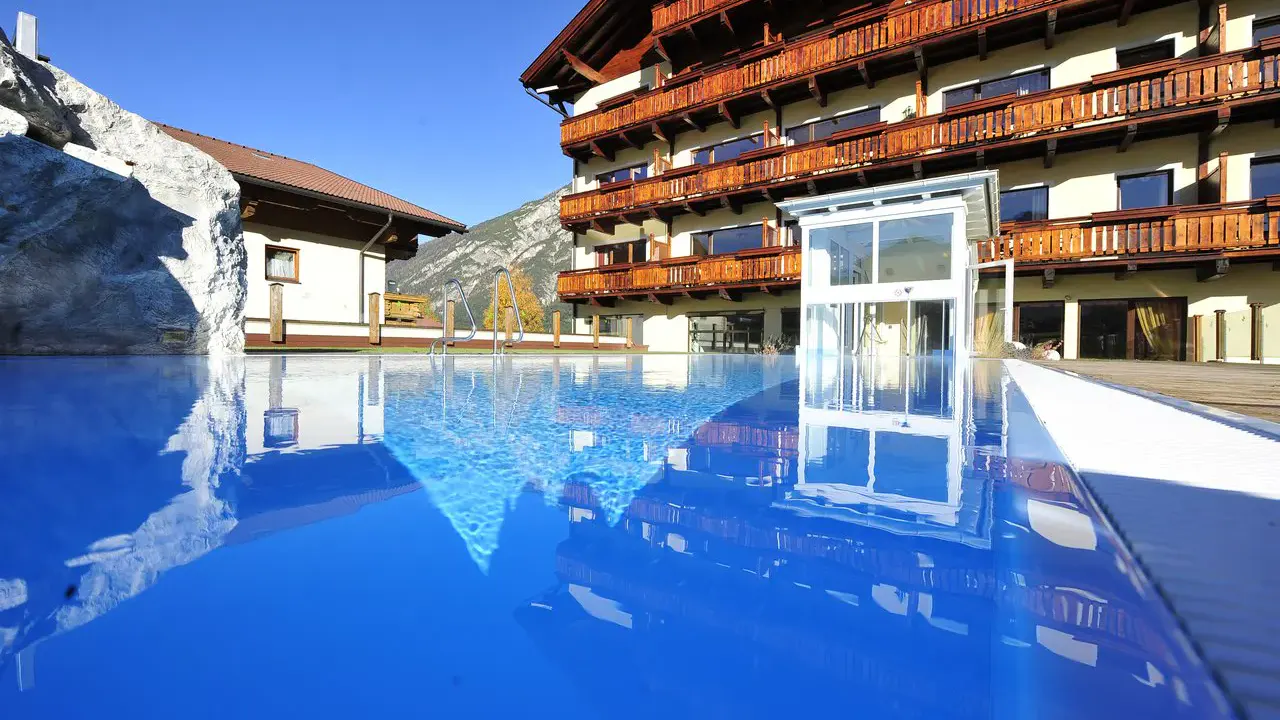 Aussenpool des Hotels Post am See