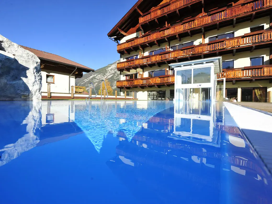 Aussenpool des Hotels Post am See