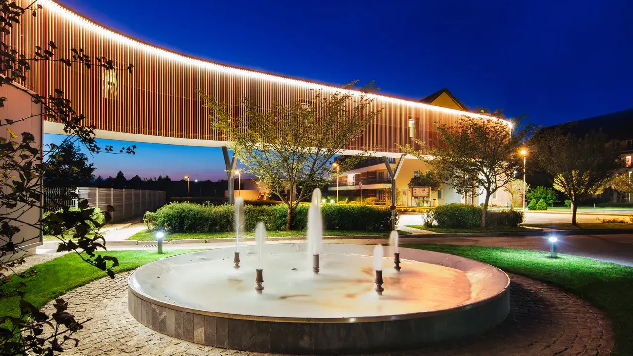 Aussenbereich der Terme Vivat mit Brunnen und Übergang zu den Nebengebäuden