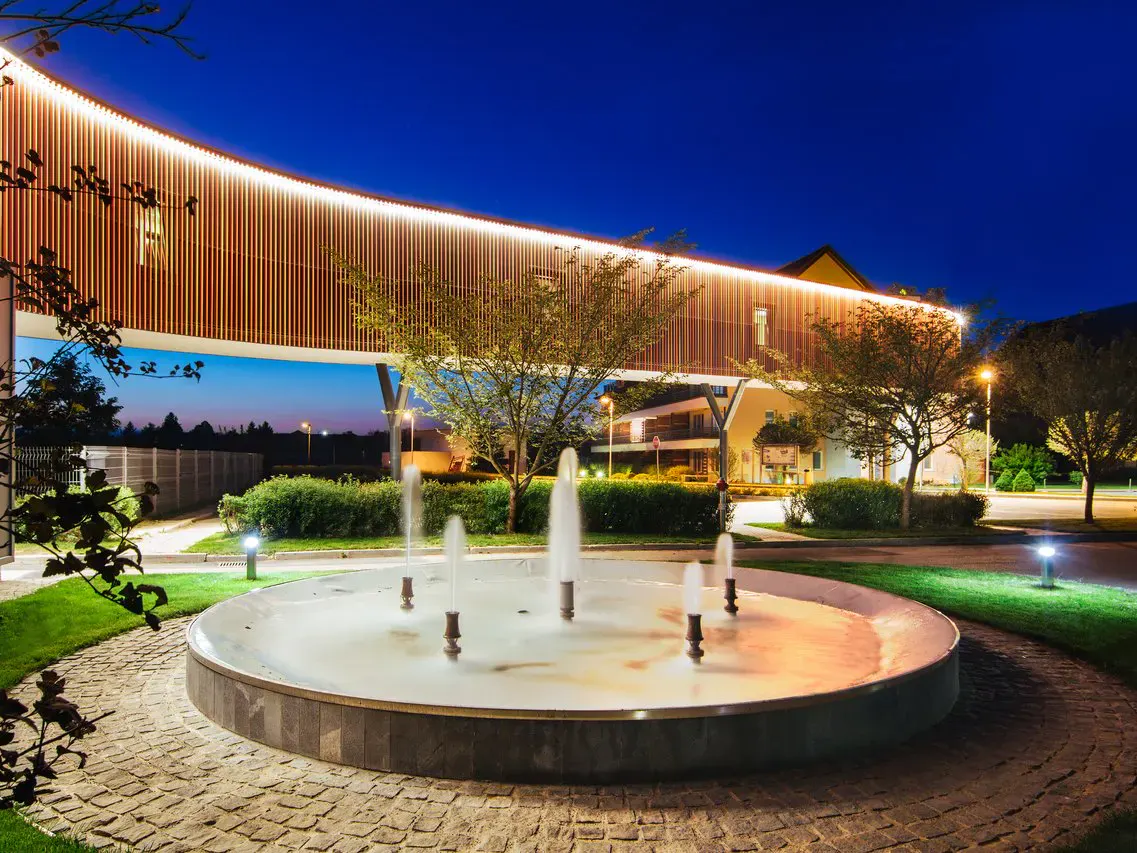 Aussenbereich der Terme Vivat mit Brunnen und Übergang zu den Nebengebäuden