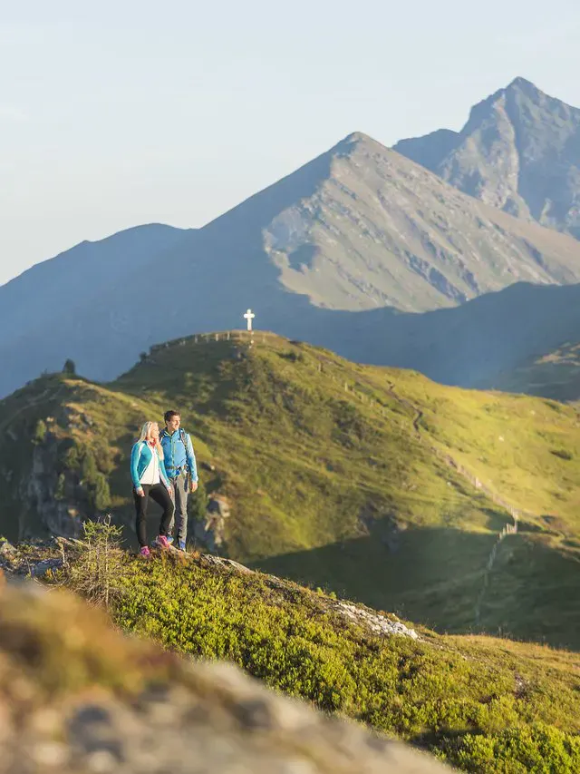 Ein Paar genießt das Wandern in der Nähe des Hotels Das KATSCHBERG