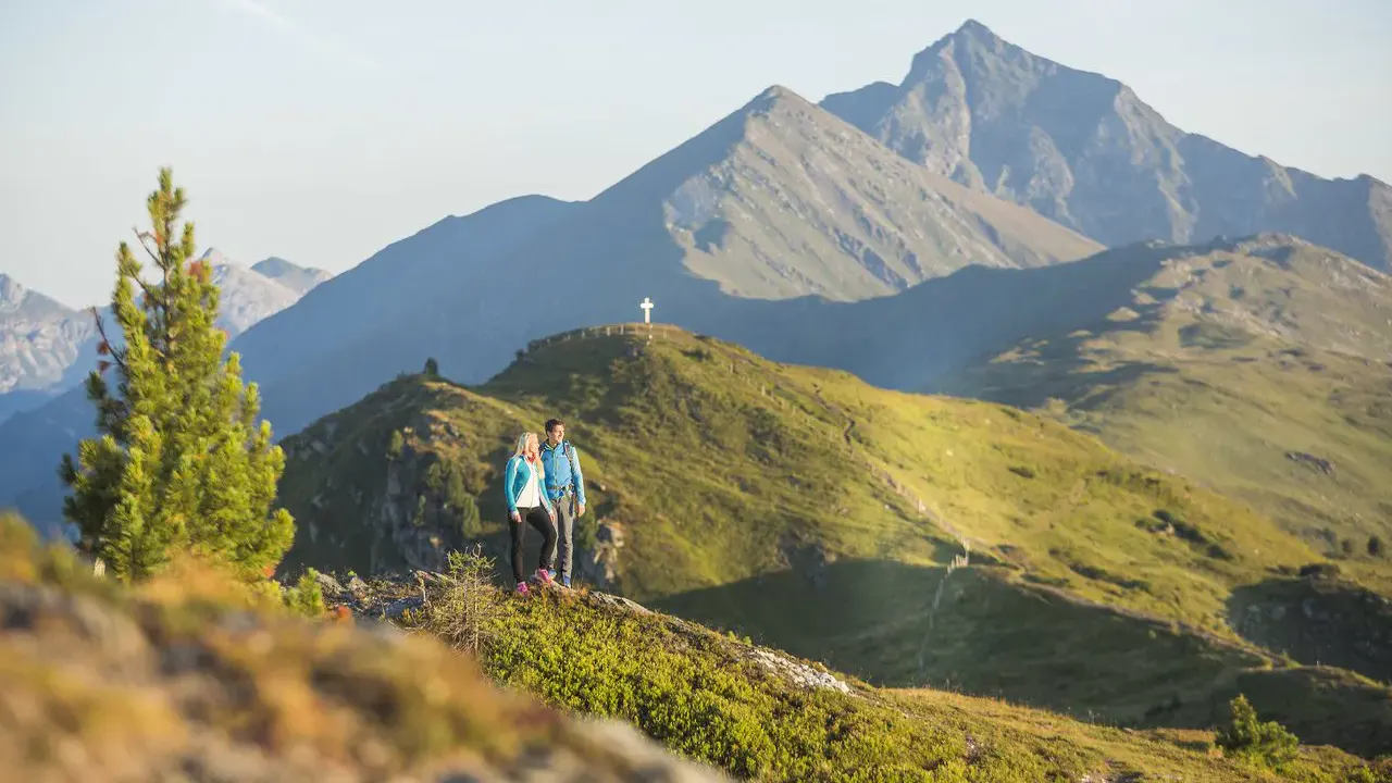 Ein Paar genießt das Wandern in der Nähe des Hotels Das KATSCHBERG