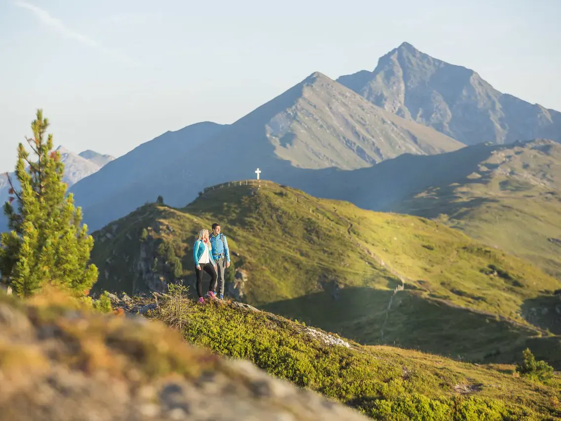 Ein Paar genießt das Wandern in der Nähe des Hotels Das KATSCHBERG