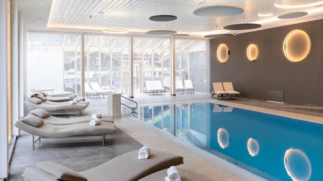 Wellnesspool mit Ruheliegen im Hotel Das KATSCHBERG