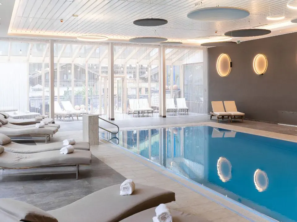 Wellnesspool mit Ruheliegen im Hotel Das KATSCHBERG