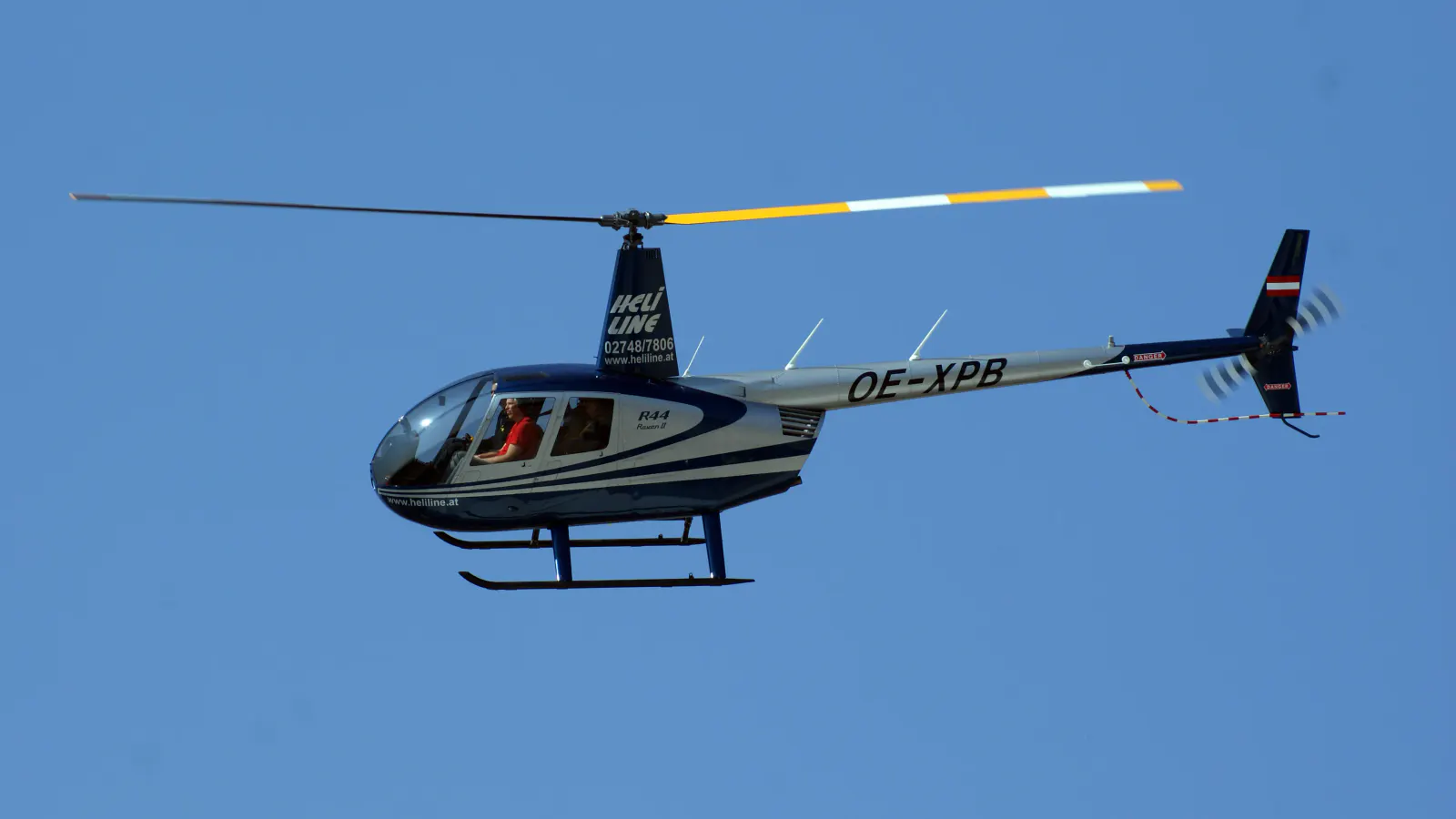 Hubschrauber fliegend
