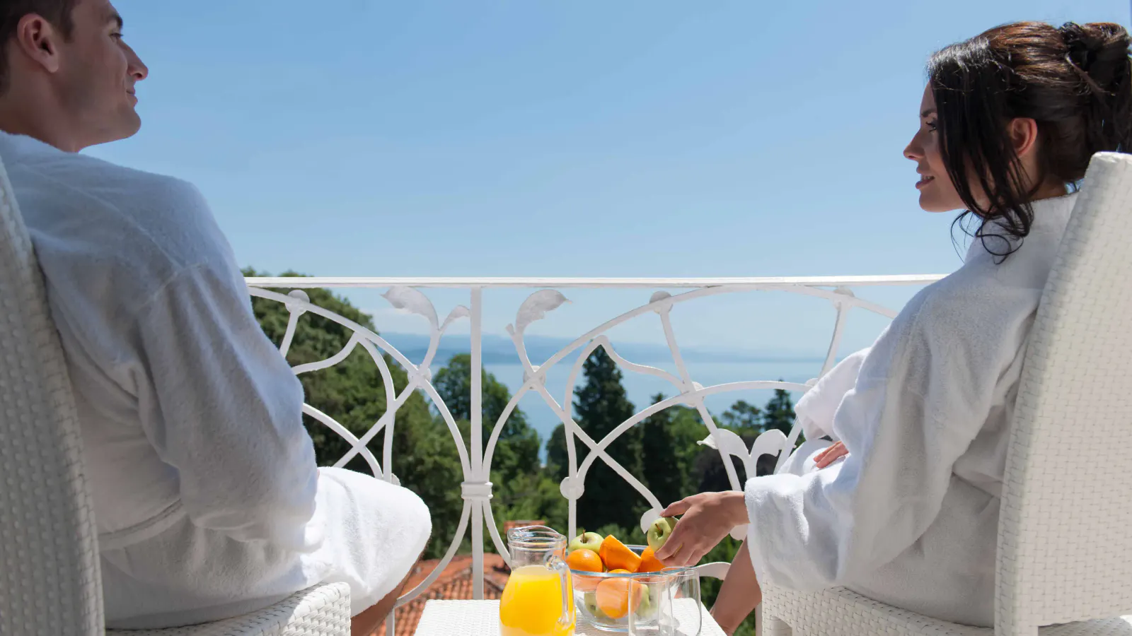 Zwei Gäste genießen ihr Frühstück auf einem Balkon des Hotels Bristol Opatija ****