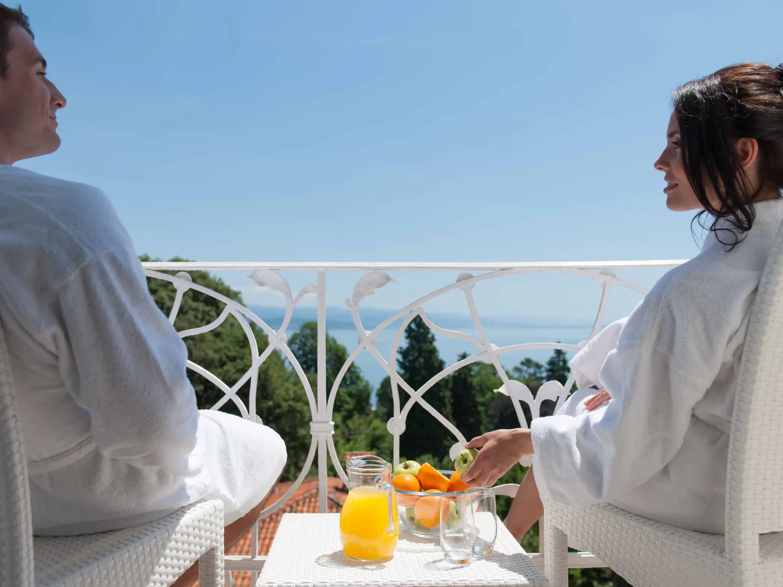 Zwei Gäste genießen ihr Frühstück auf einem Balkon des Hotels Bristol Opatija ****