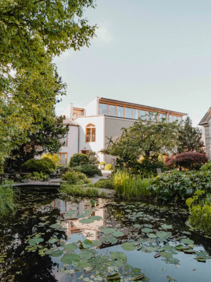 Garten mit Badeteich im Garten-Hotel Ochensberger