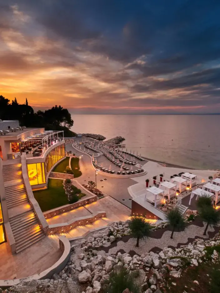 Blick auf das Kempinski Hotel Adriatic mit Meer bei Abendstimmung