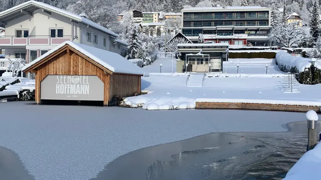 Das Seehotel Hoffmann und der Ossiacher See im Winter