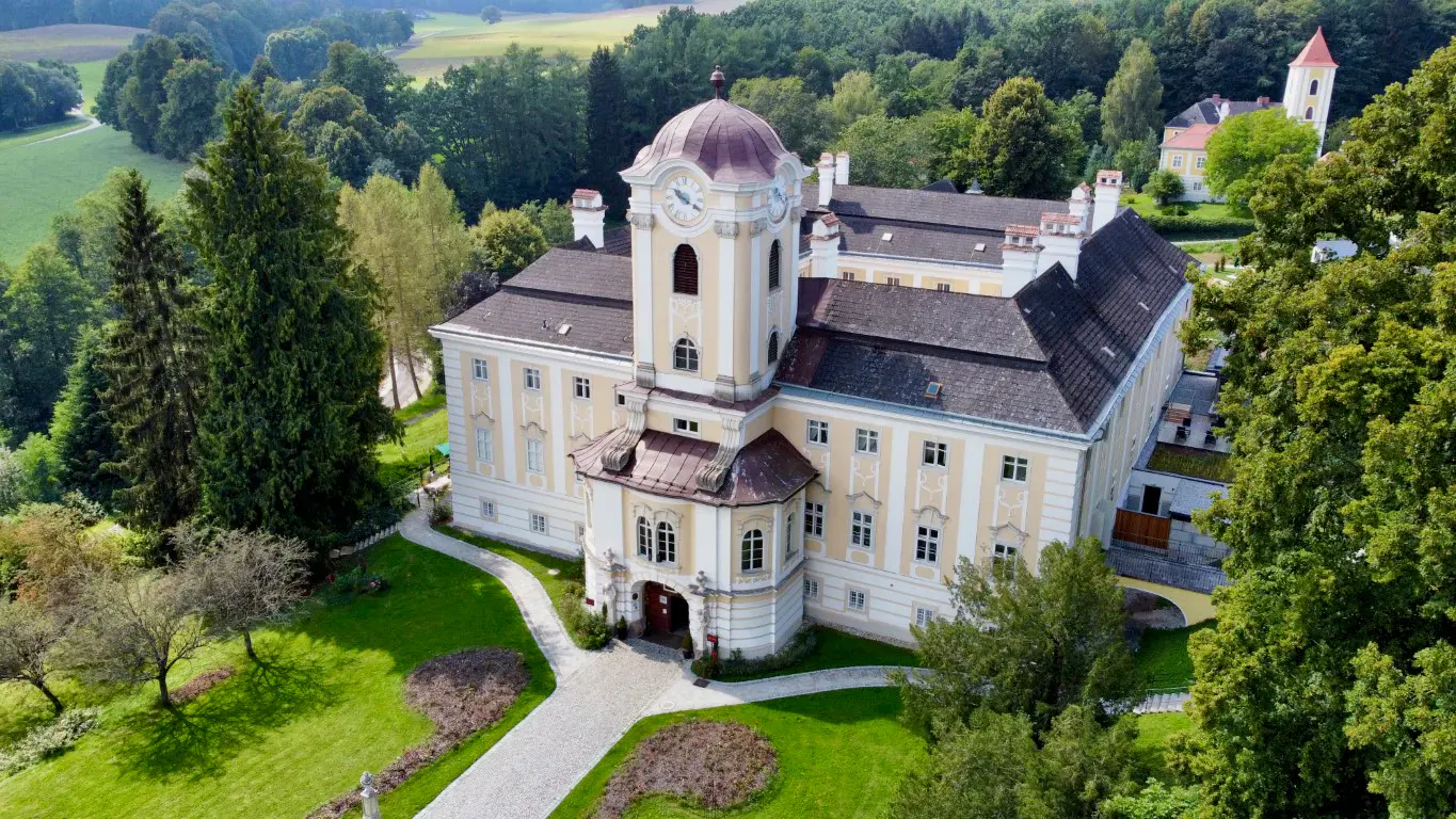 Aussenansicht des Schlosshotels Rosenau