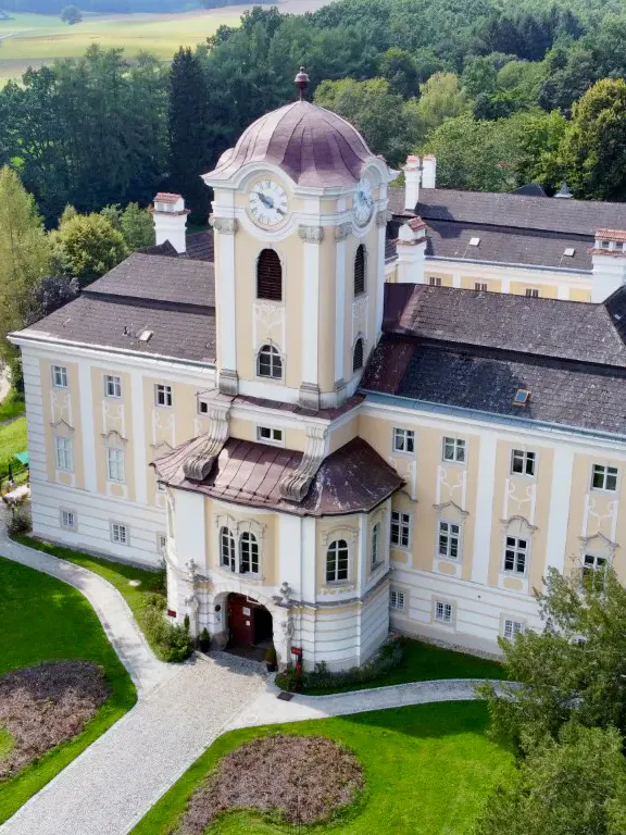 Aussenansicht des Schlosshotels Rosenau