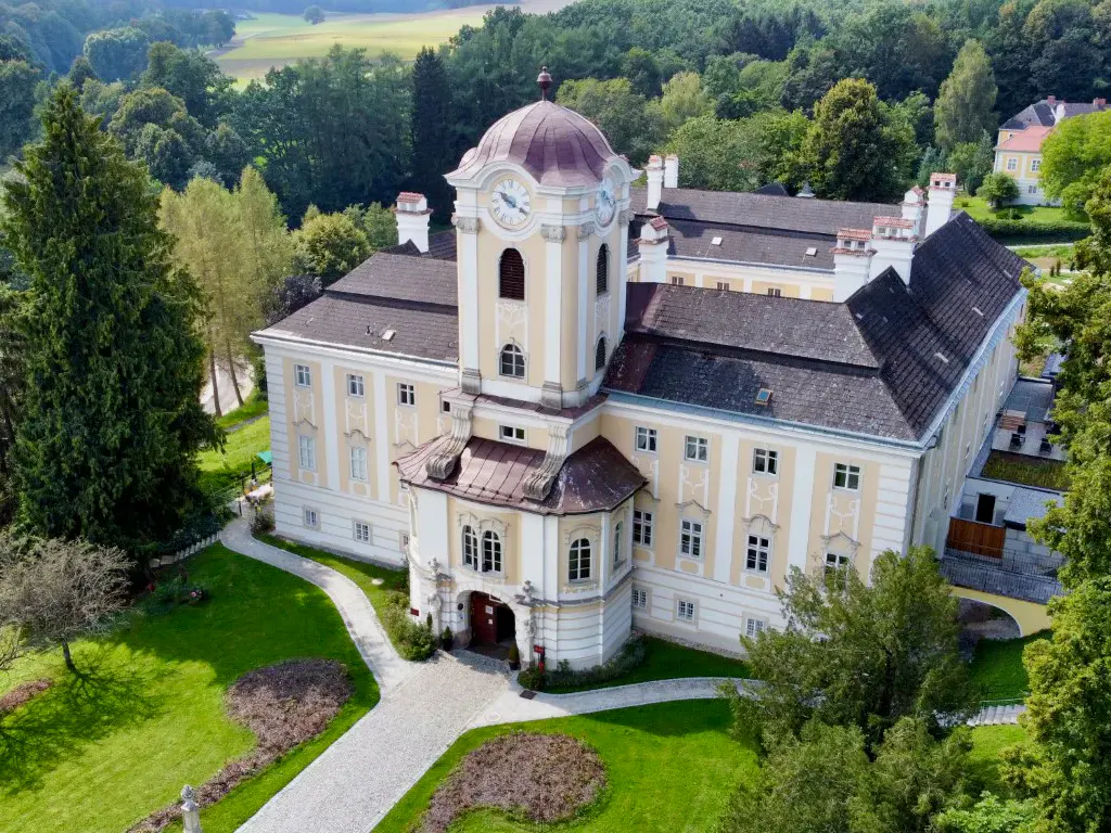 Aussenansicht des Schlosshotels Rosenau