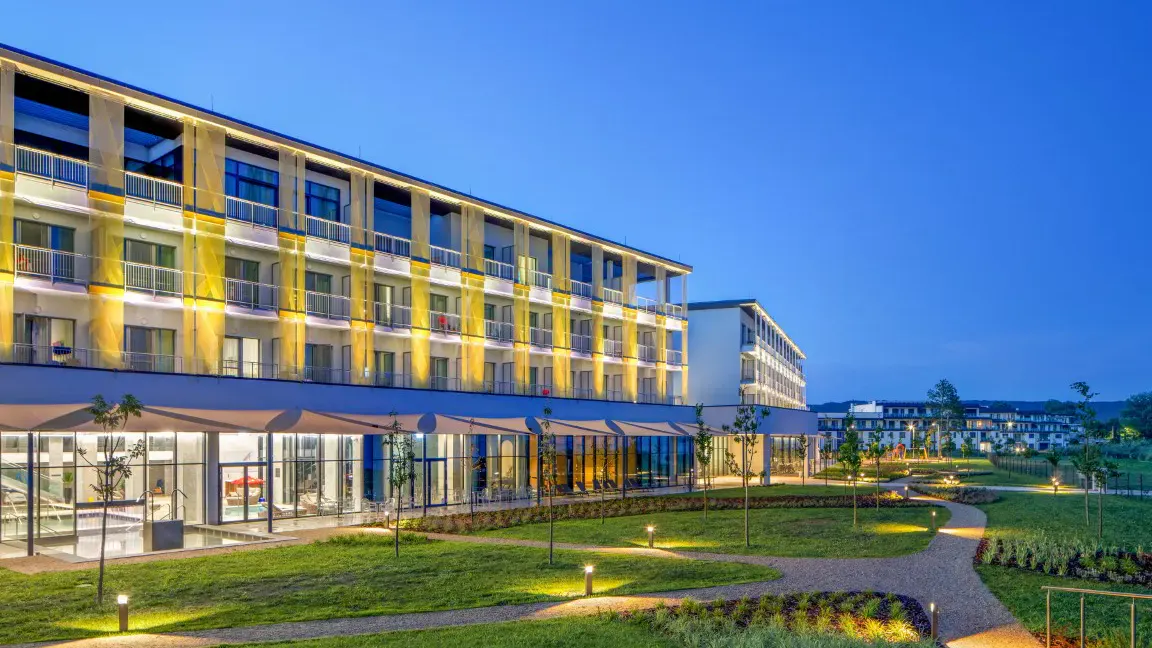 Aussenansicht des Hotels Sirius mit Balkonen und Garten