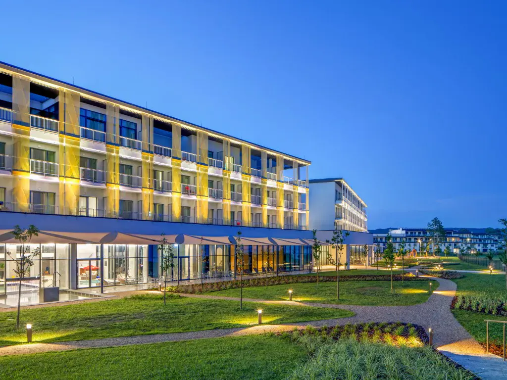 Aussenansicht des Hotels Sirius mit Balkonen und Garten