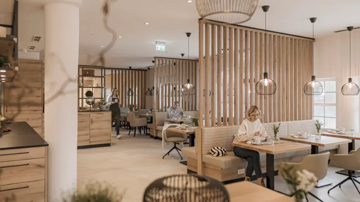 Loungebereich mit hellen Farben im MY MAYR MED Resort