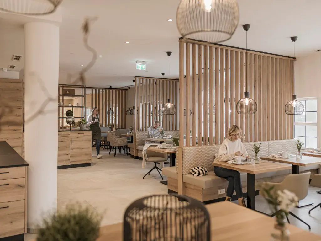 Loungebereich mit hellen Farben im MY MAYR MED Resort