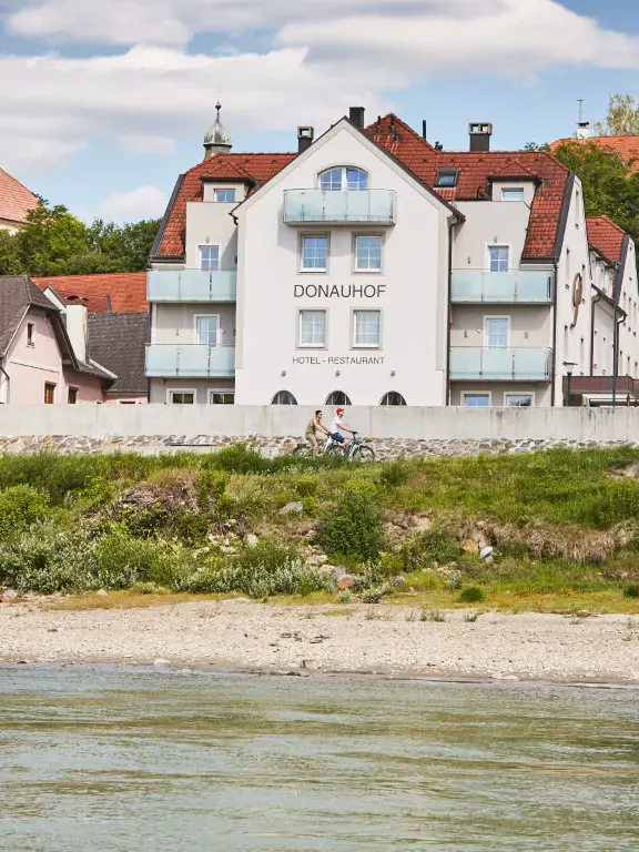 Aussenansicht von der Donau aus des Hotel Restaurant Donauhof