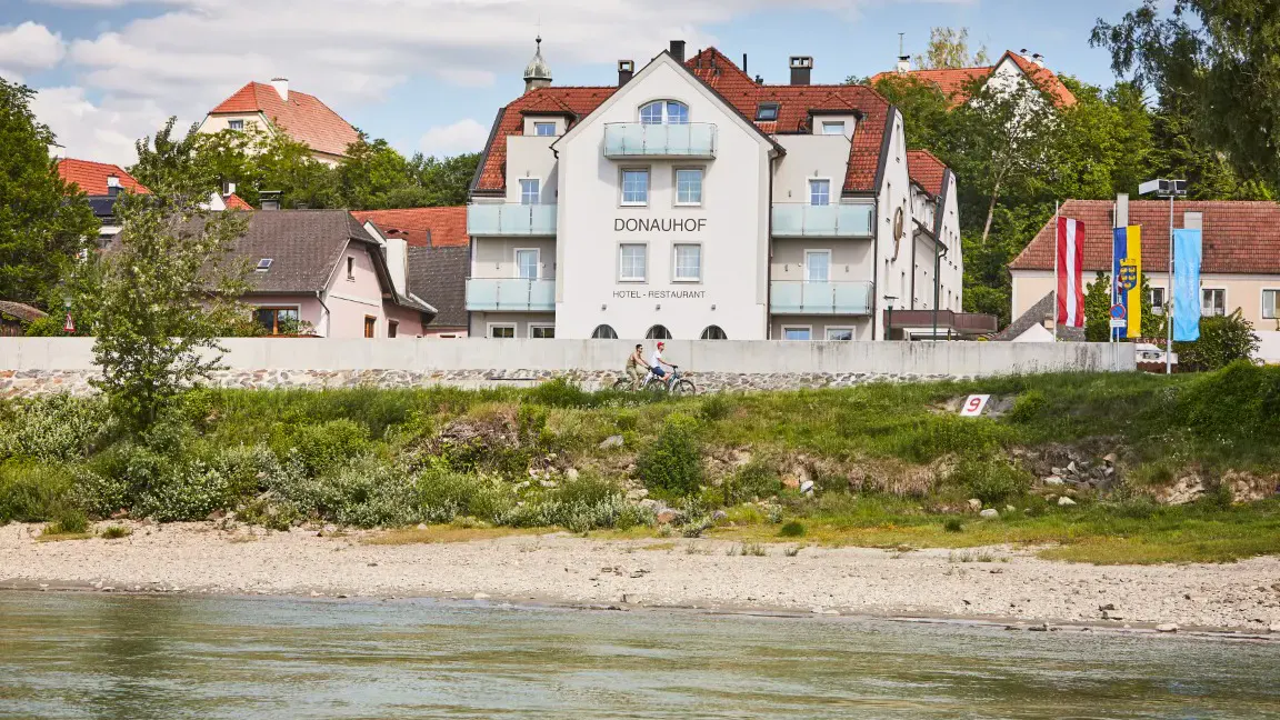 Aussenansicht von der Donau aus des Hotel Restaurant Donauhof