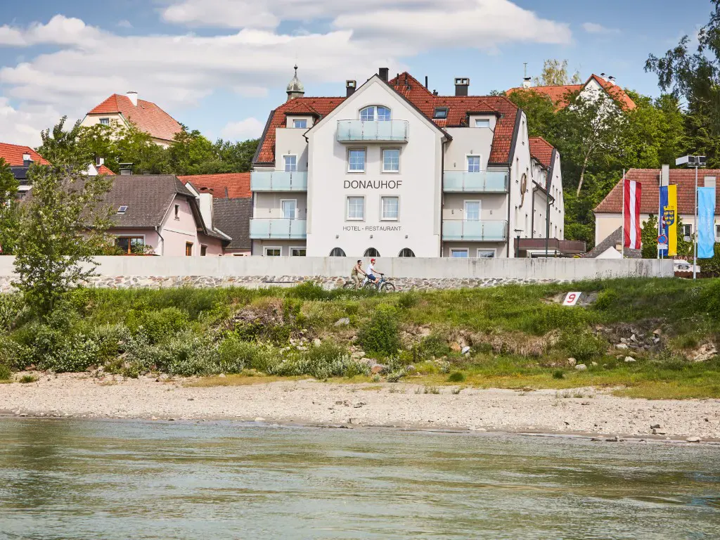 Aussenansicht von der Donau aus des Hotel Restaurant Donauhof