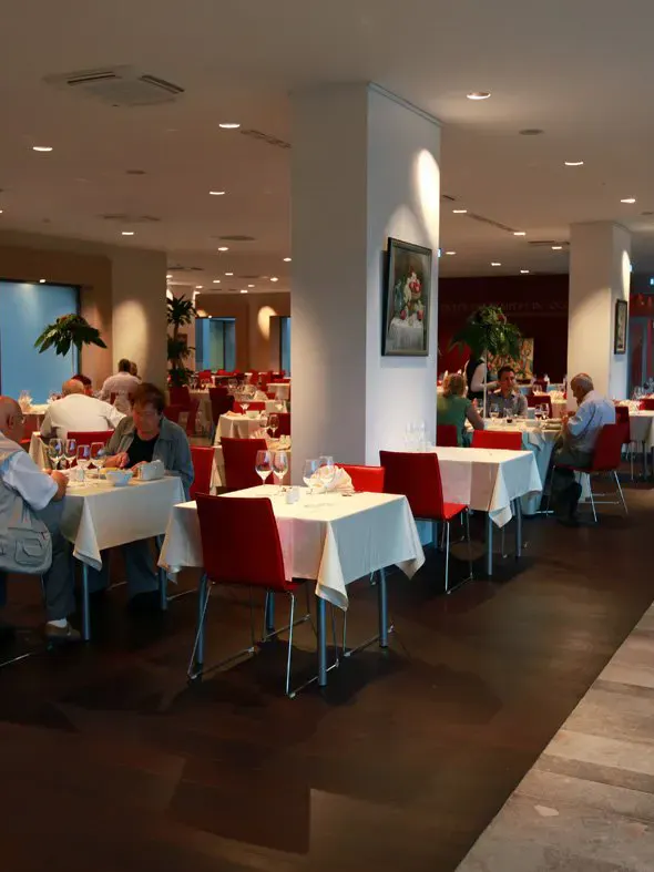 Restaurant im Rimske Terme Hotel Rimski dvor mit Gästen am Abend