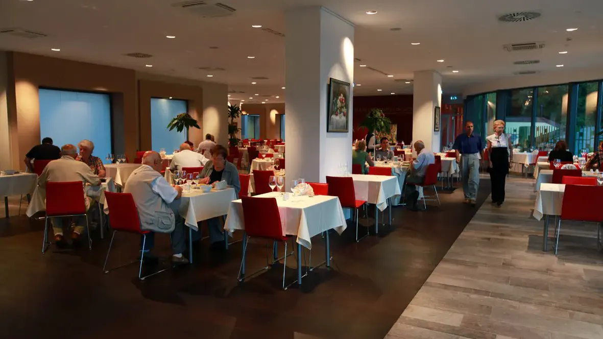 Restaurant im Rimske Terme Hotel Rimski dvor mit Gästen am Abend