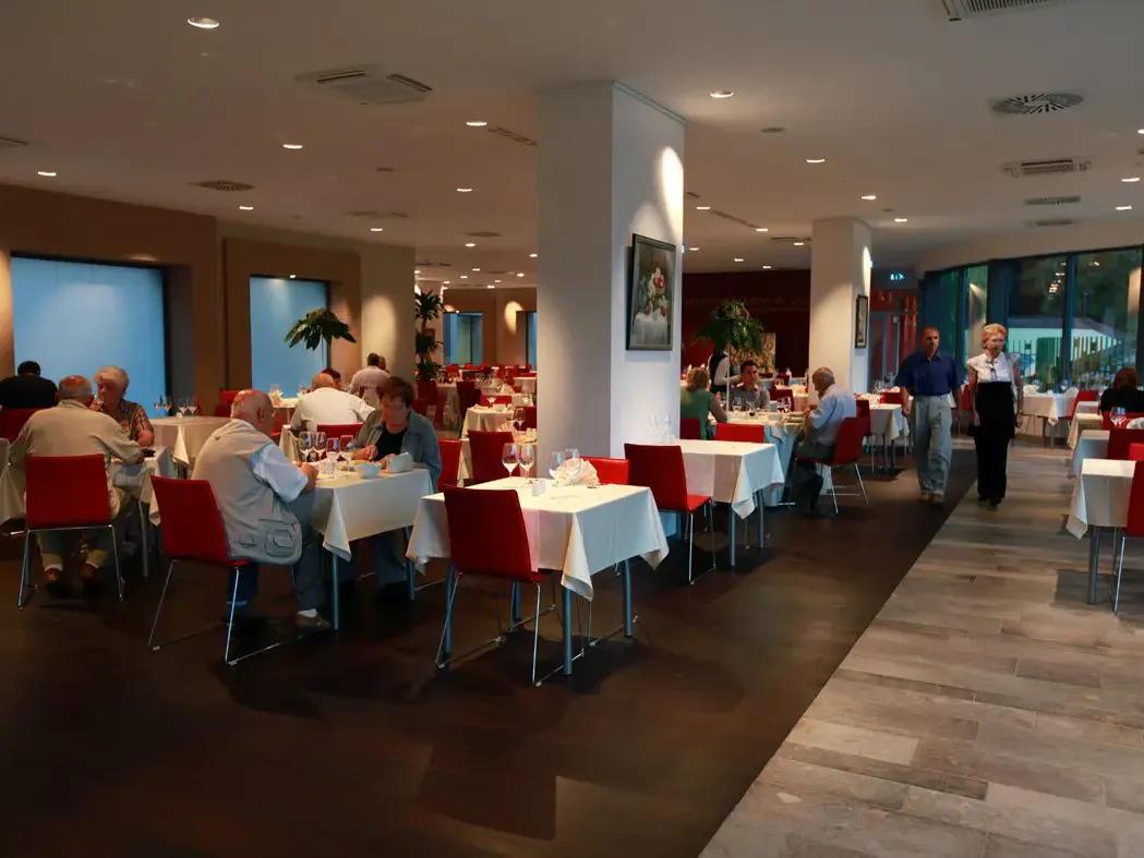 Restaurant im Rimske Terme Hotel Rimski dvor mit Gästen am Abend