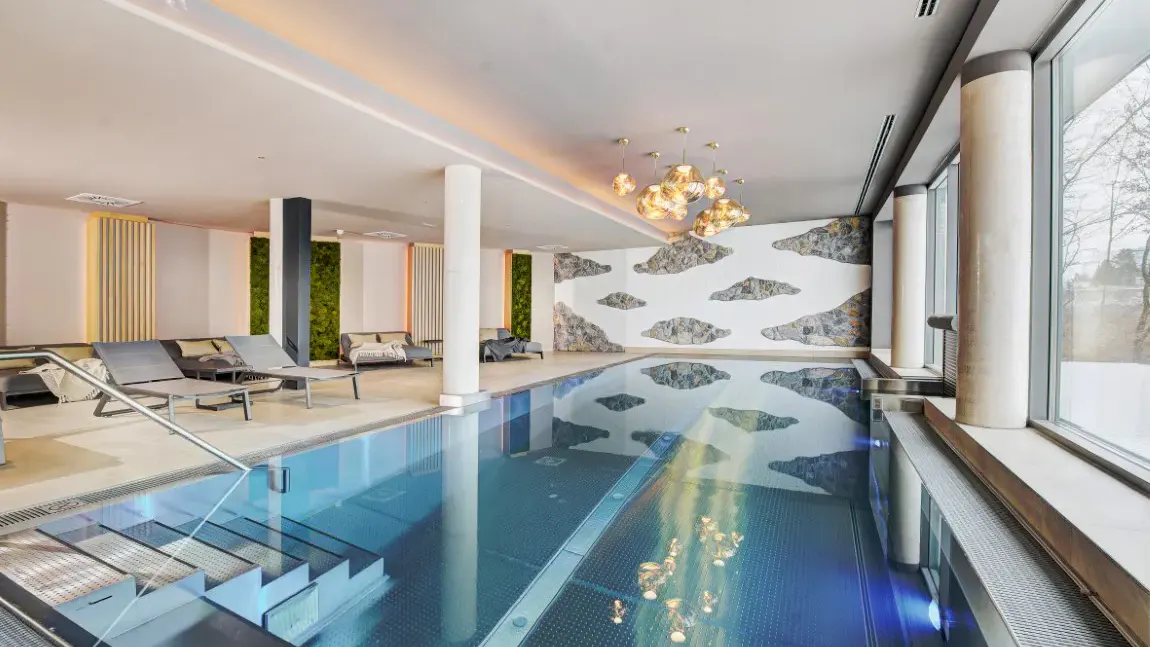 Innenpool mit Ruheliegen im Koenigswieserhof