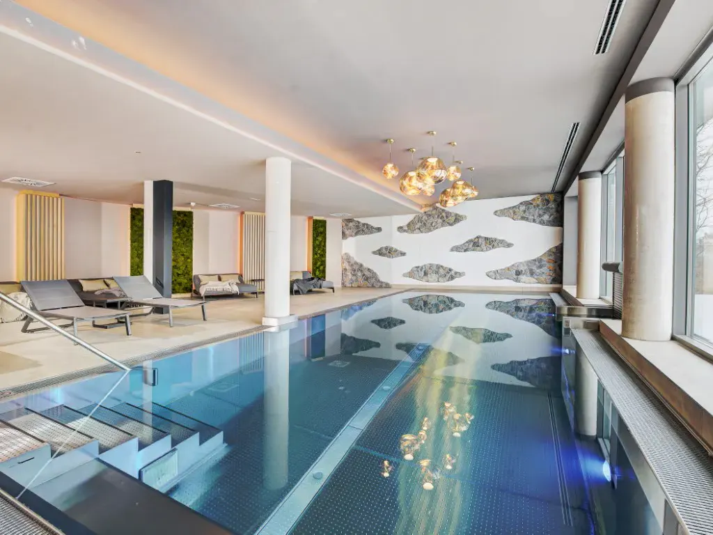 Innenpool mit Ruheliegen im Koenigswieserhof