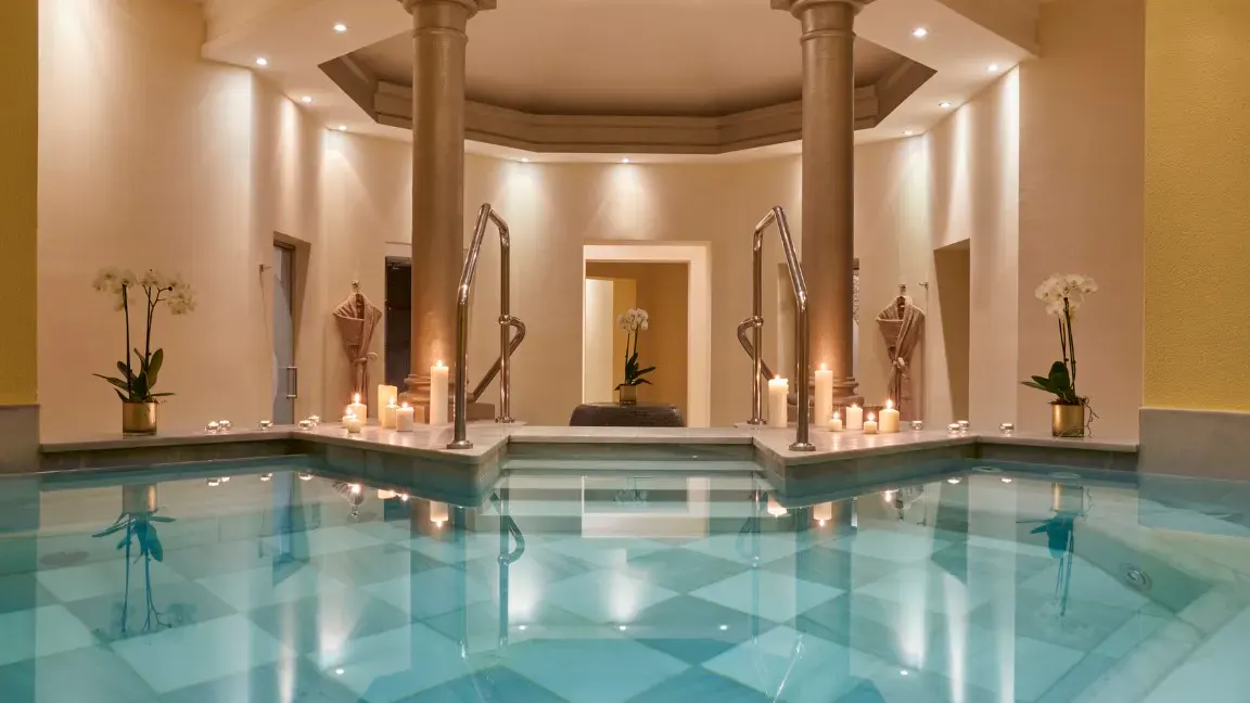 Spabereich mit vielen Kerzen romantisch dekoriert im Kempinski Hotel Adriatic