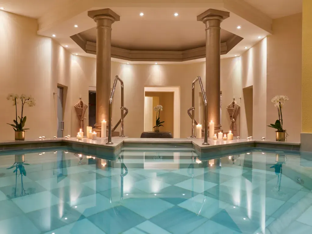 Spabereich mit vielen Kerzen romantisch dekoriert im Kempinski Hotel Adriatic