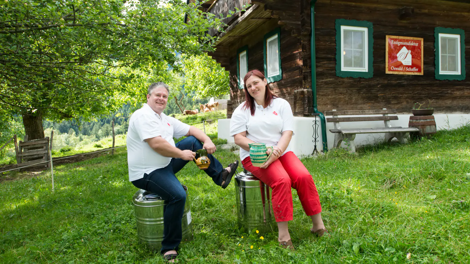 Beate und Thomas vor dem alten Bauernhaus aus dem Jahr 1799, in dem die Essigmanufaktur untergebracht ist