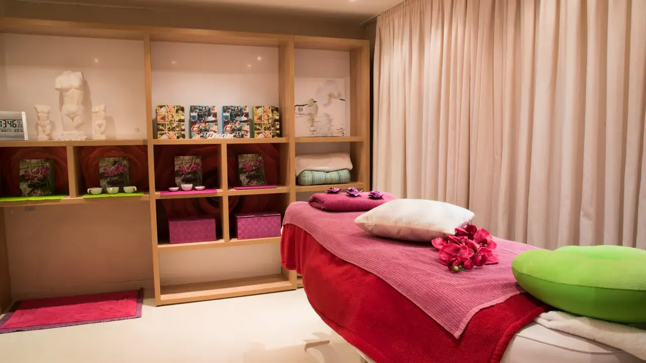 Ein vorbereiteter Massageraum im Boutique Seehotel Erla