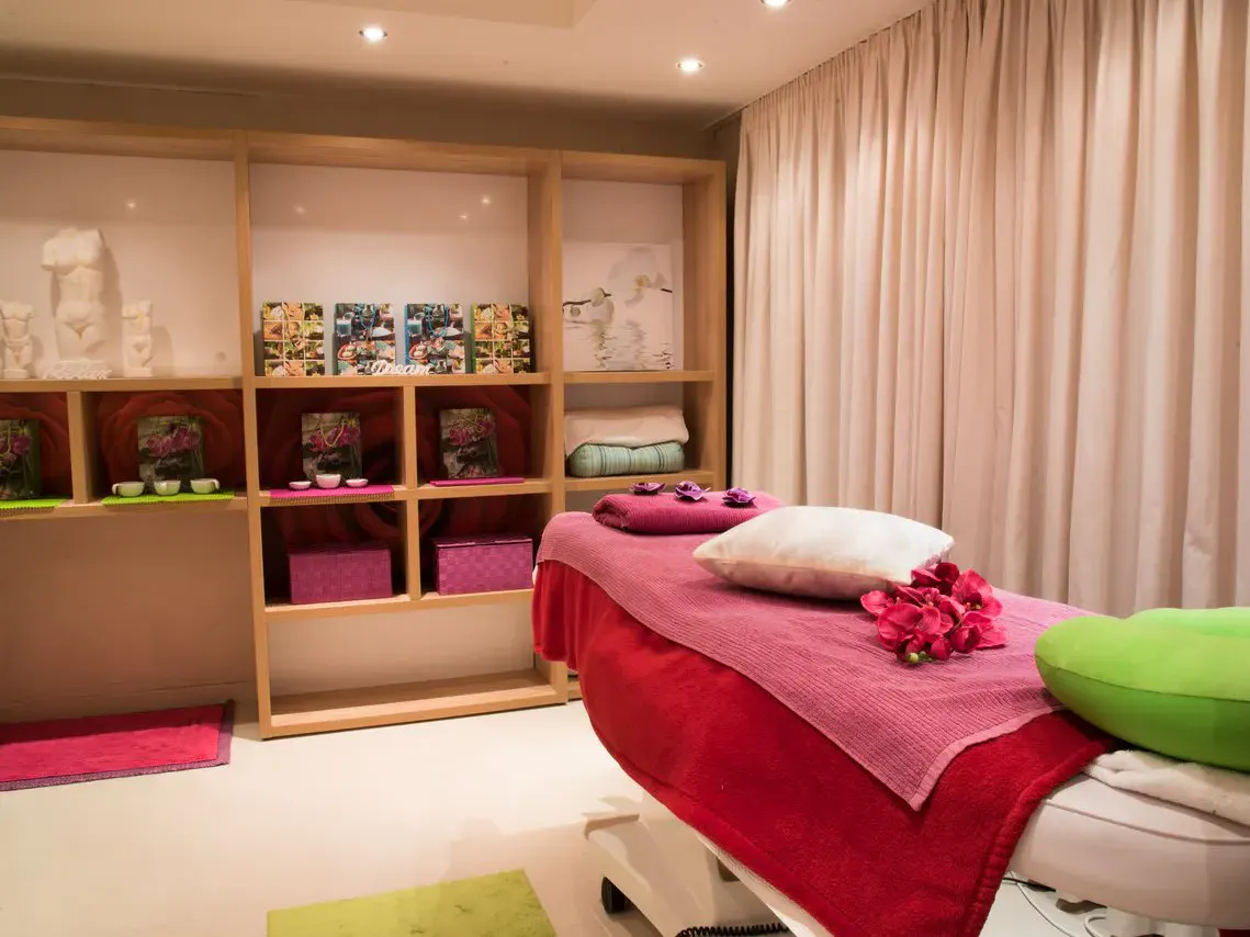 Ein vorbereiteter Massageraum im Boutique Seehotel Erla