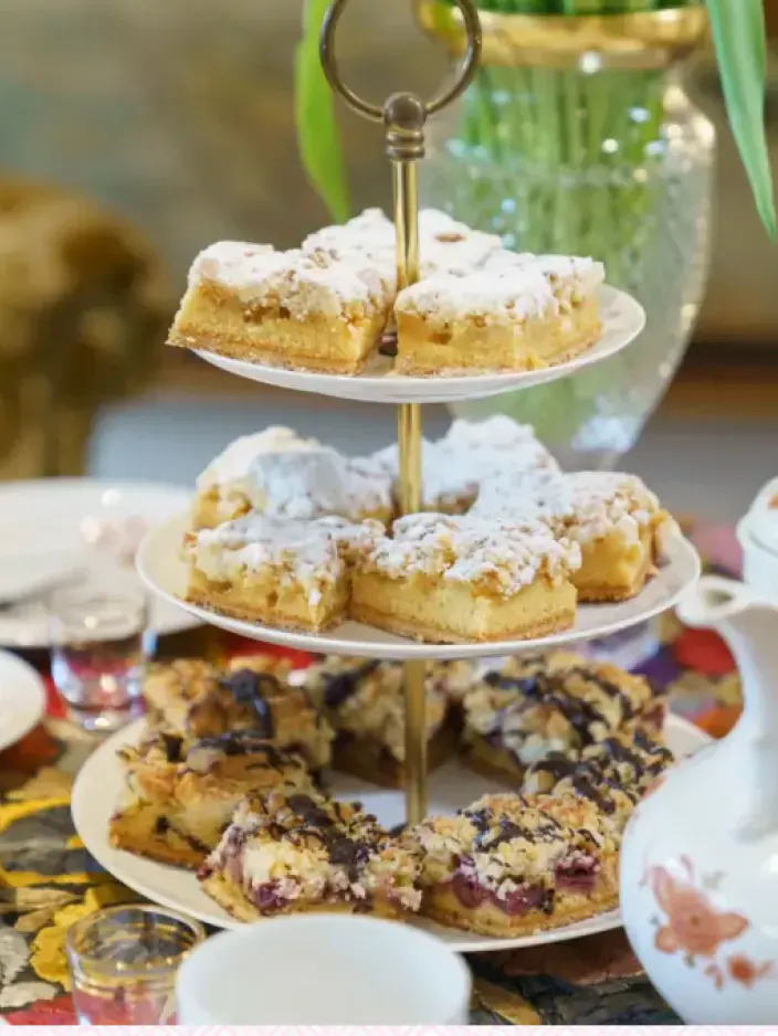 Frühstückstisch mit verschiedenen Kuchen im Hotel Sonnenhof