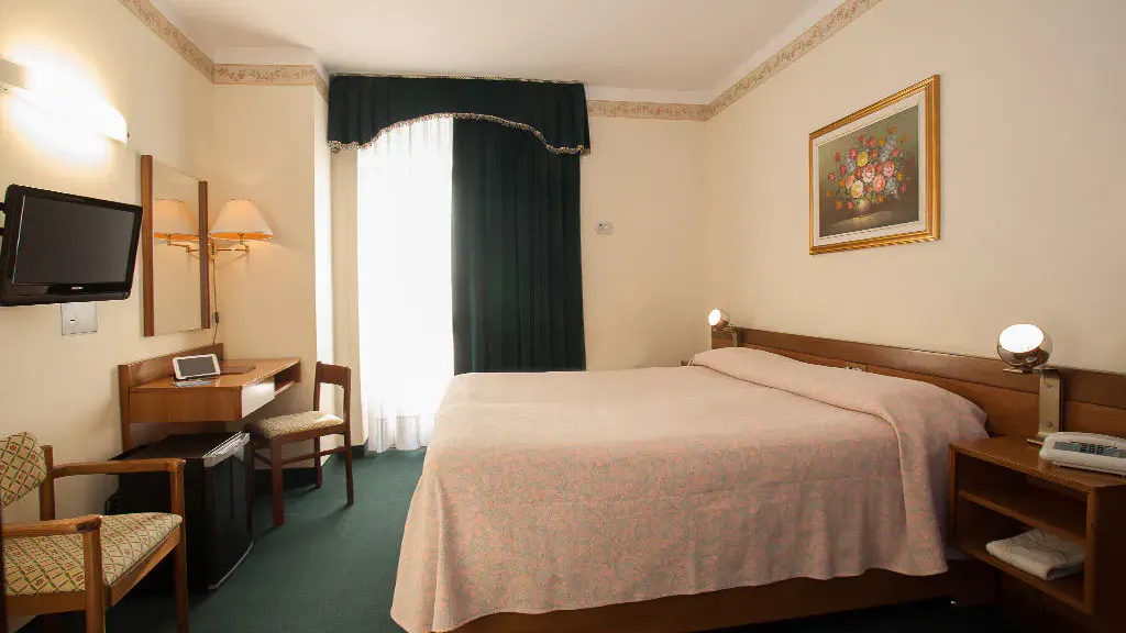 Doppelzimmer mit grünen Designelementen und funktionaler Einrichtung im Hotel Terme Abano Verdi