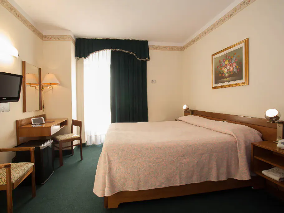 Doppelzimmer mit grünen Designelementen und funktionaler Einrichtung im Hotel Terme Abano Verdi